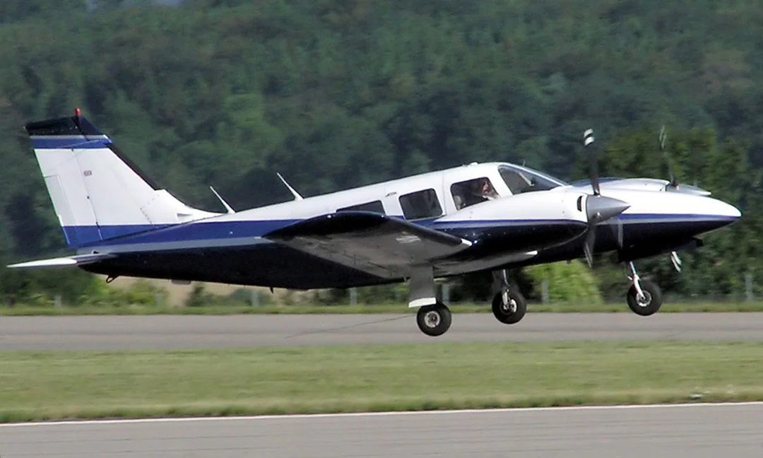 Piper Seneca taking off